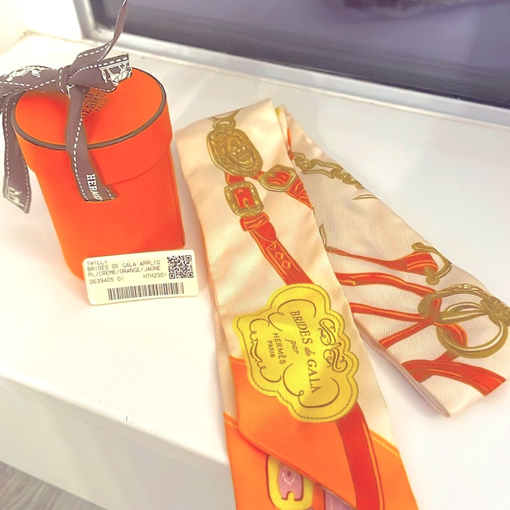 Hermes 100% silk twilly- Orange and Cream